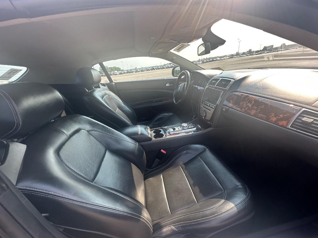 Jaguar XK Vehicle Full-screen Gallery Image 11