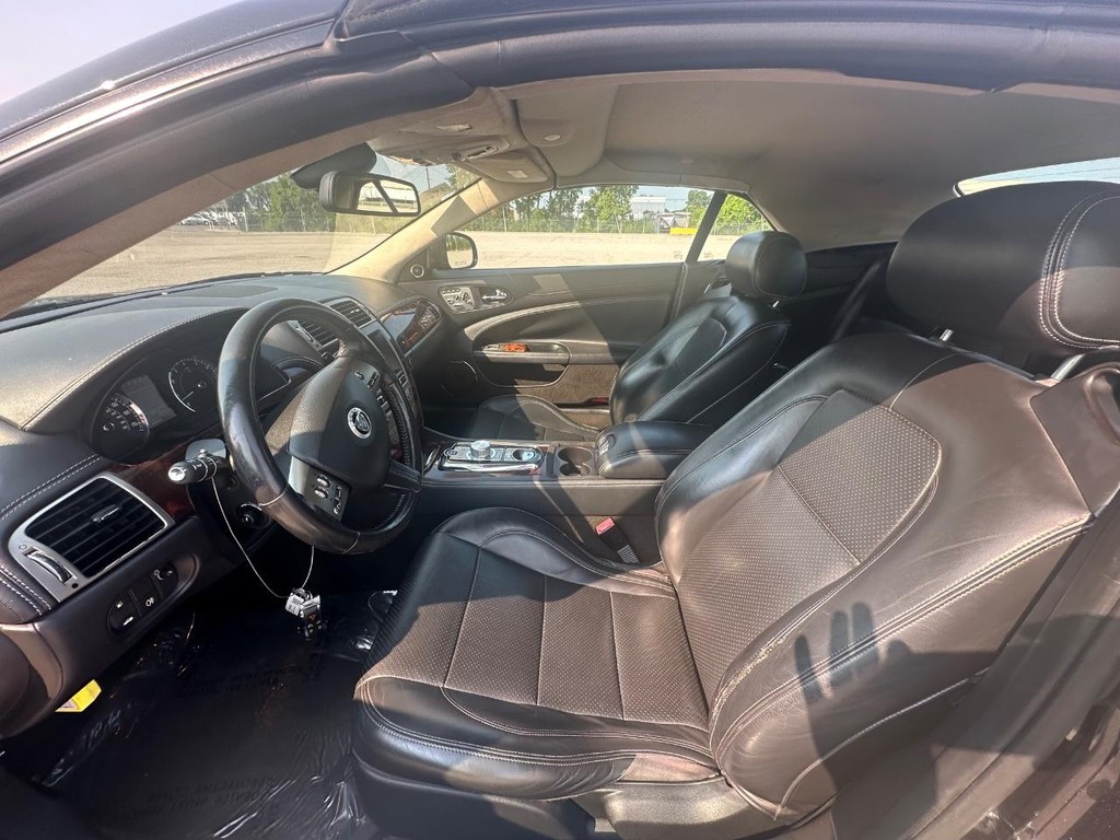 Jaguar XK Vehicle Full-screen Gallery Image 15