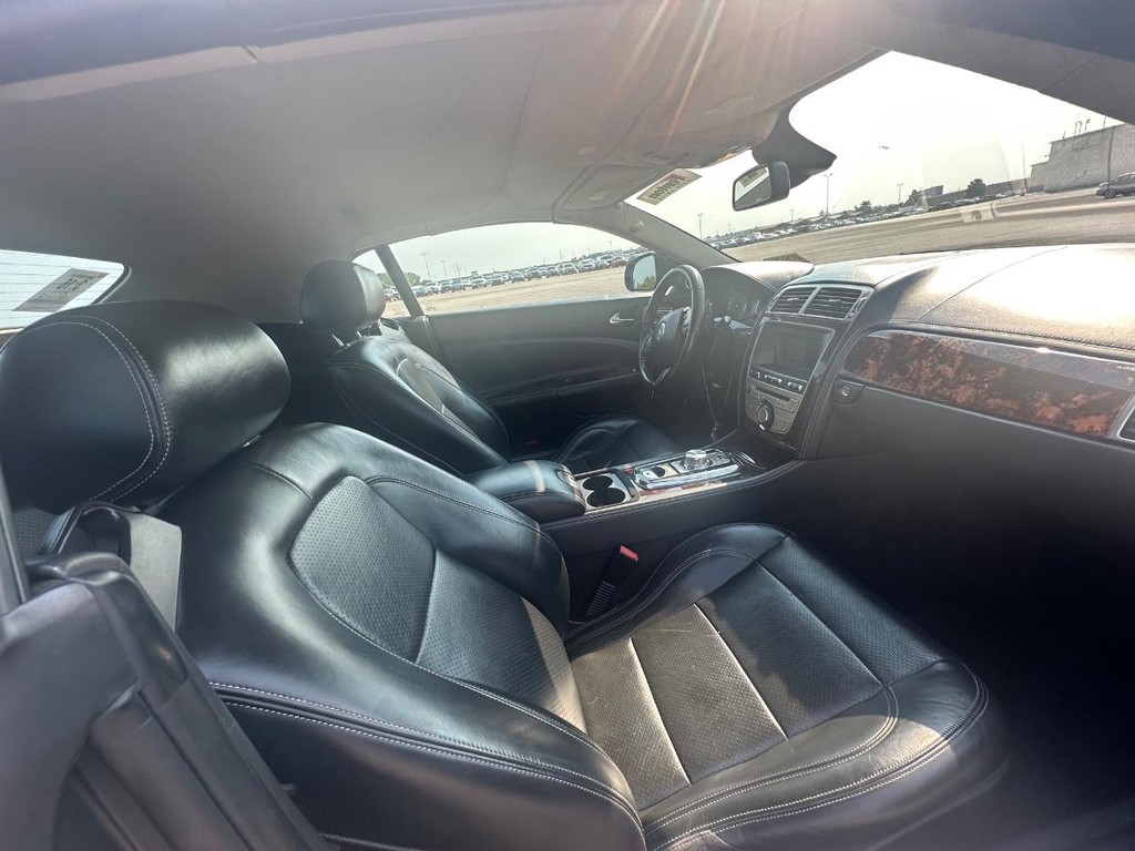 Jaguar XK Vehicle Full-screen Gallery Image 16