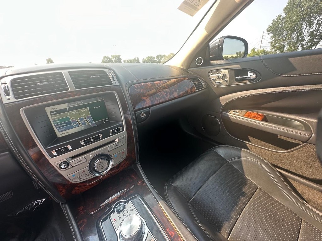 Jaguar XK Vehicle Full-screen Gallery Image 17