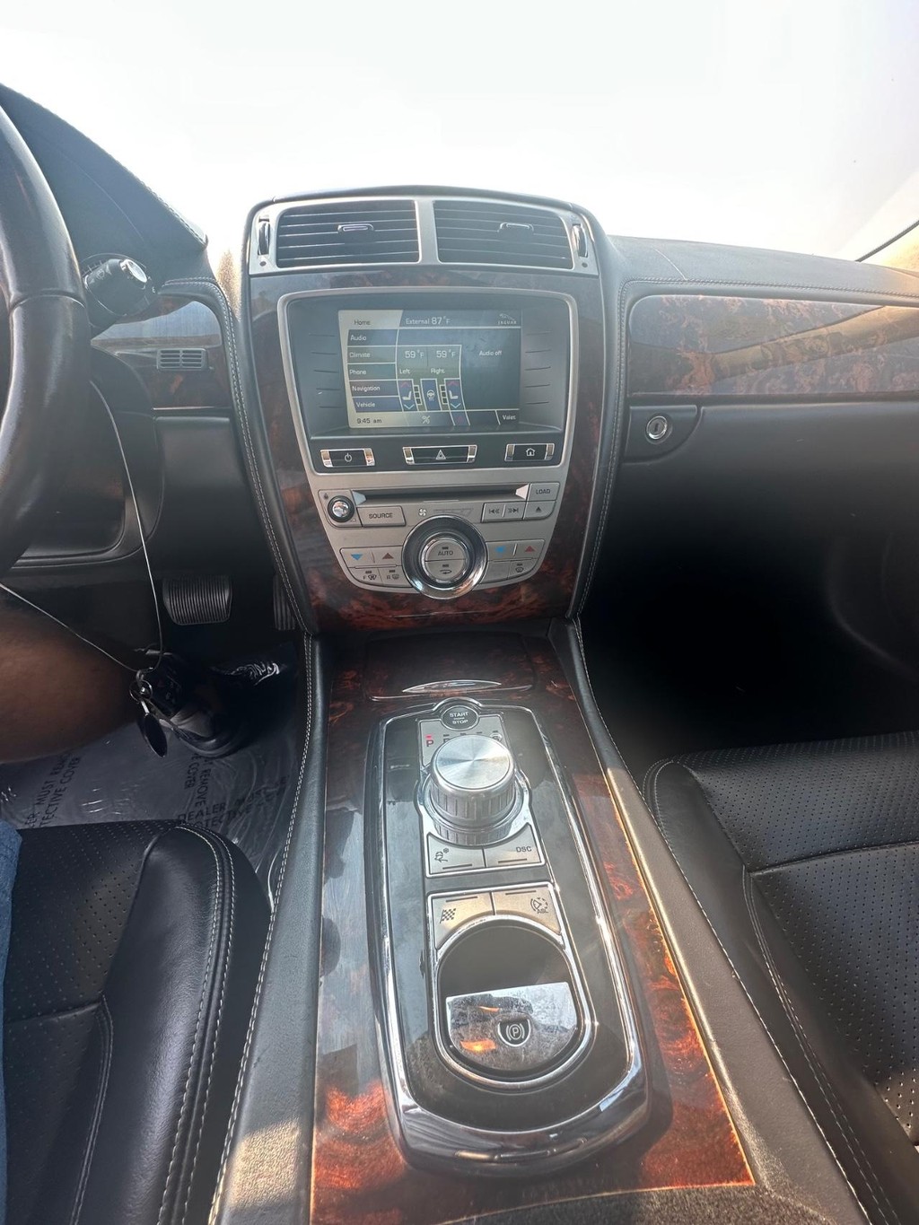 Jaguar XK Vehicle Full-screen Gallery Image 18