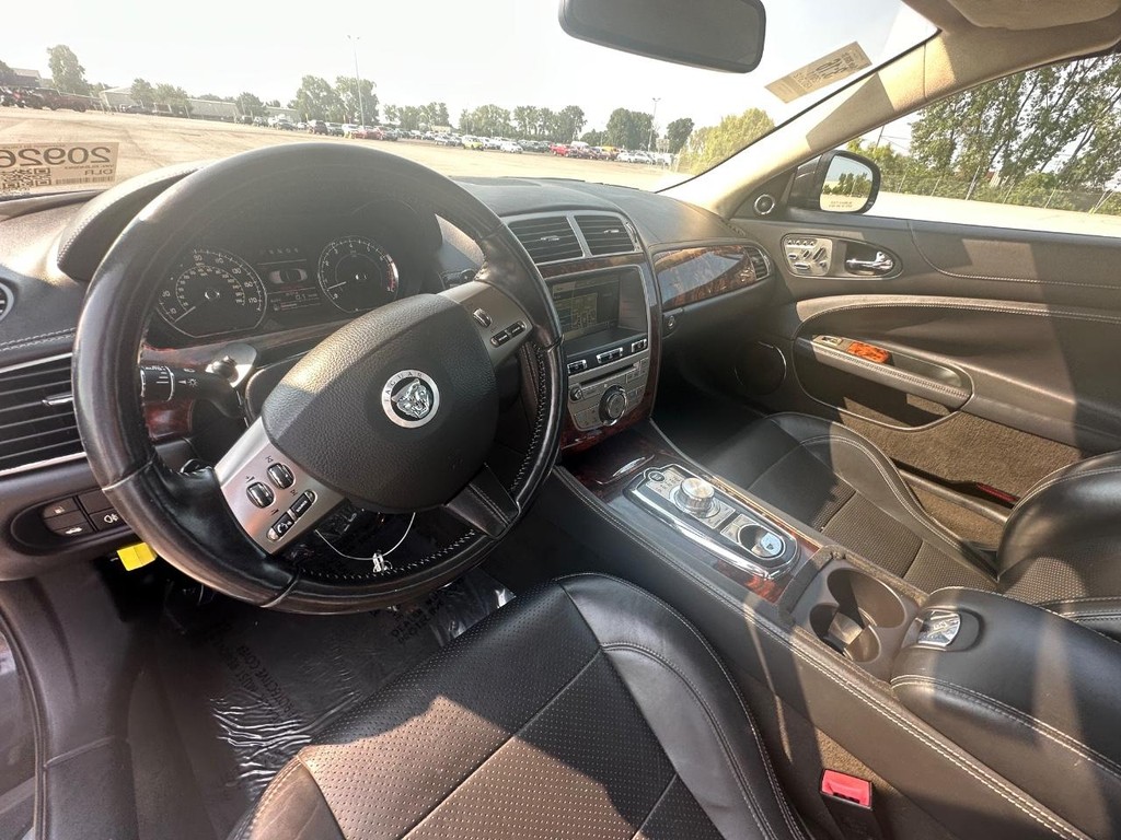 Jaguar XK Vehicle Full-screen Gallery Image 19