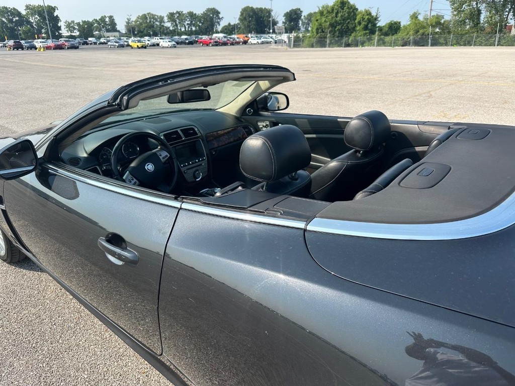 Jaguar XK Vehicle Full-screen Gallery Image 20
