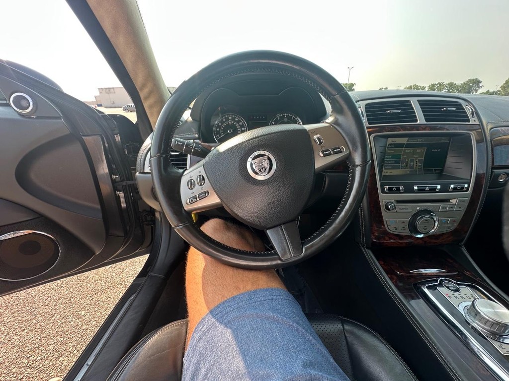 Jaguar XK Vehicle Full-screen Gallery Image 21