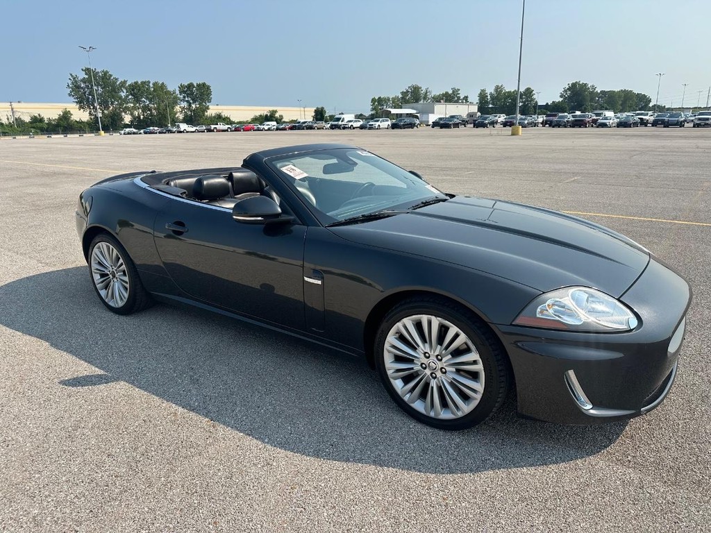Jaguar XK Vehicle Full-screen Gallery Image 23