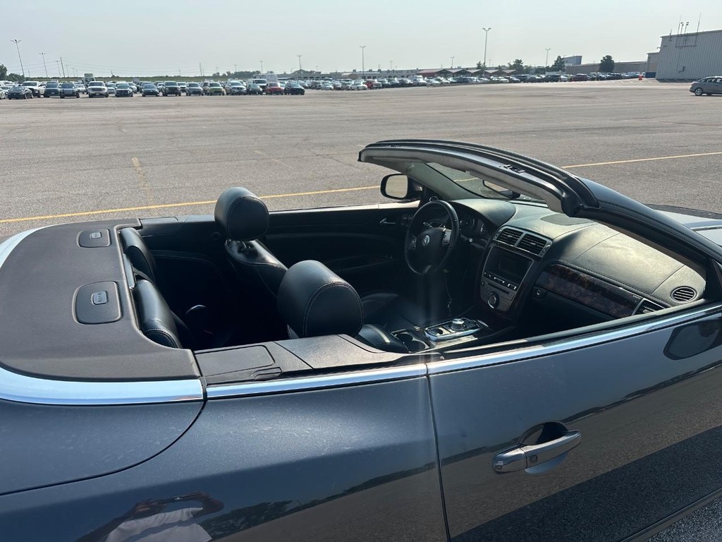 Jaguar XK Vehicle Full-screen Gallery Image 24
