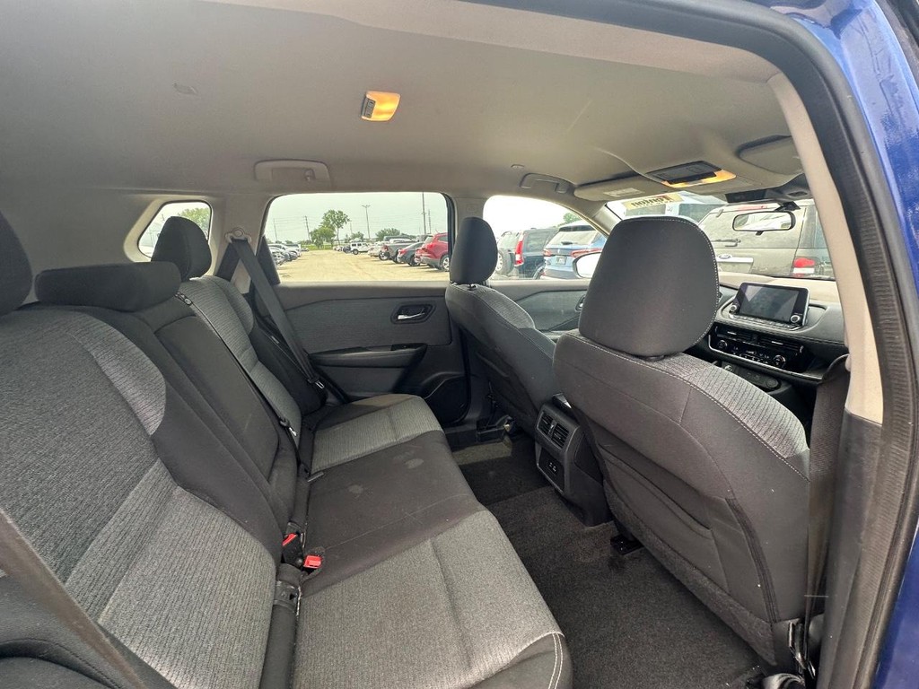 Nissan Rogue Vehicle Full-screen Gallery Image 4