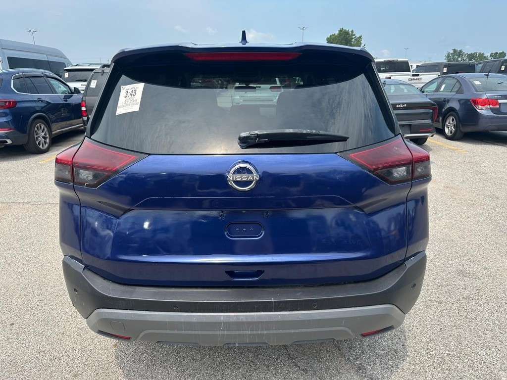 Nissan Rogue Vehicle Full-screen Gallery Image 8