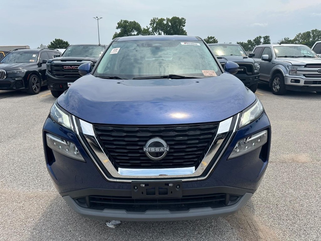 Nissan Rogue Vehicle Full-screen Gallery Image 9