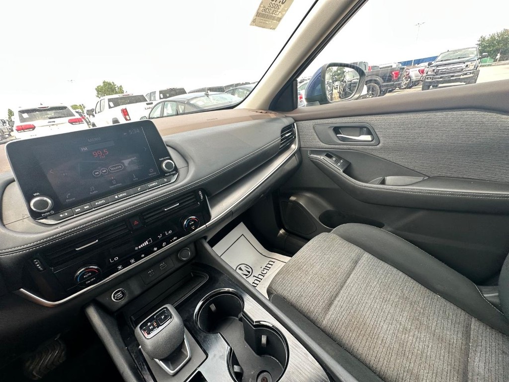 Nissan Rogue Vehicle Full-screen Gallery Image 18