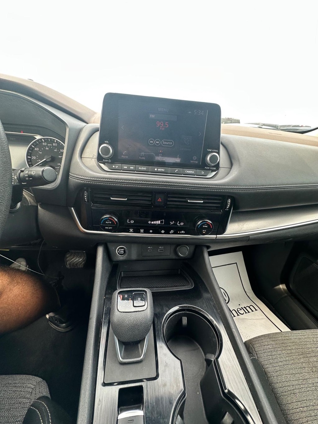 Nissan Rogue Vehicle Full-screen Gallery Image 19