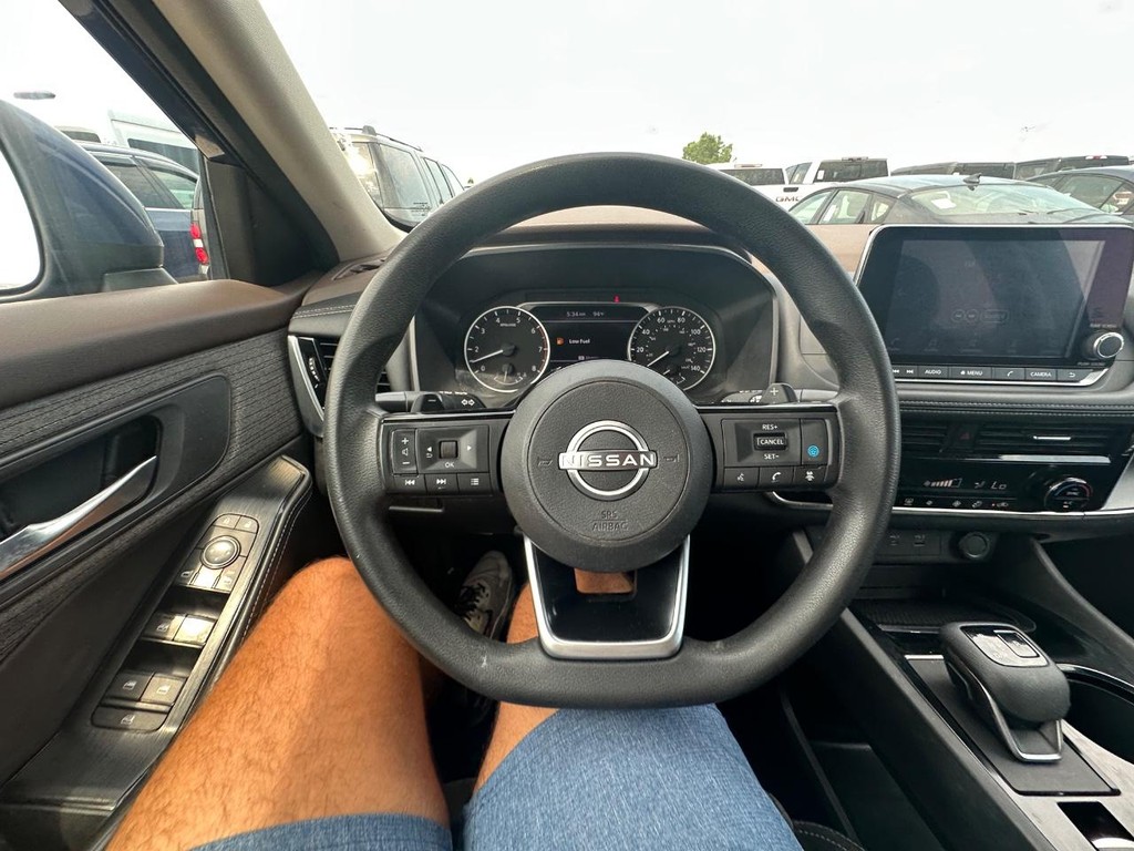 Nissan Rogue Vehicle Full-screen Gallery Image 20