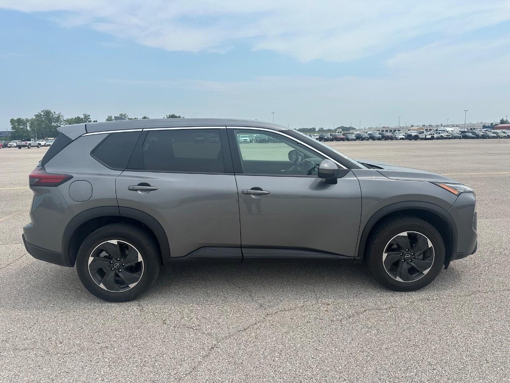 Nissan Rogue Vehicle Full-screen Gallery Image 2
