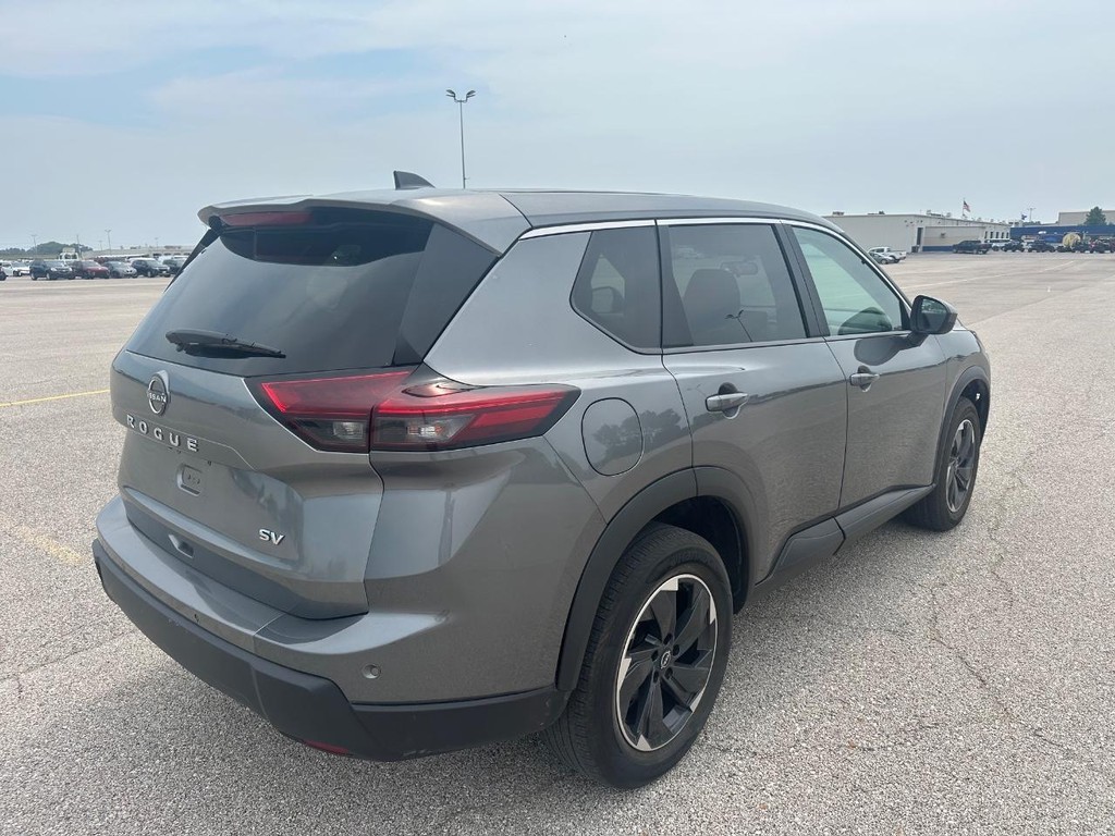 Nissan Rogue Vehicle Full-screen Gallery Image 3