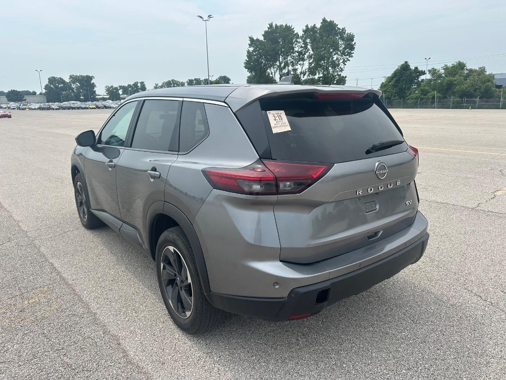 Nissan Rogue Vehicle Full-screen Gallery Image 7