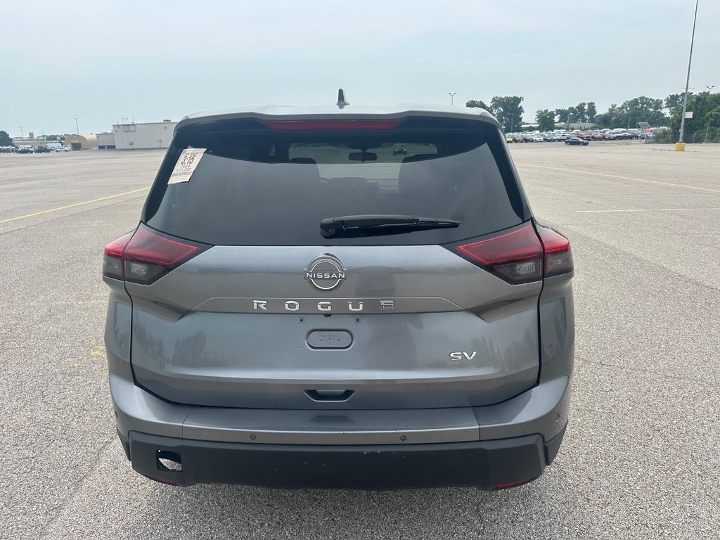 Nissan Rogue Vehicle Full-screen Gallery Image 8