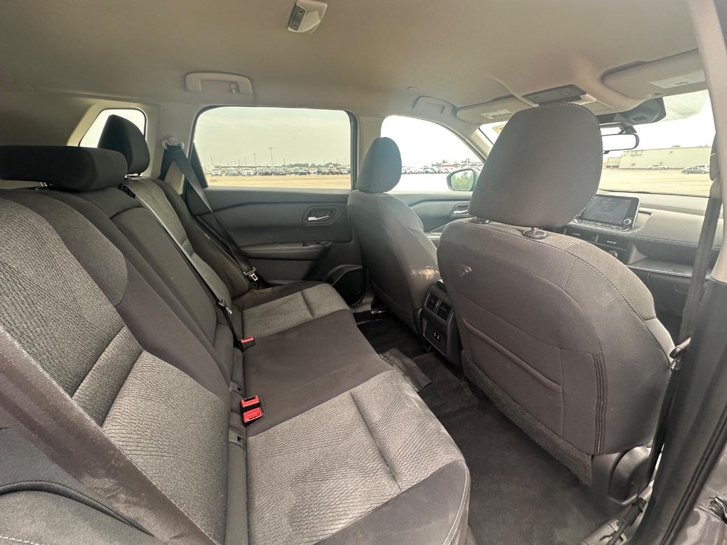 Nissan Rogue Vehicle Full-screen Gallery Image 15