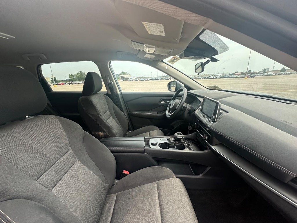 Nissan Rogue Vehicle Full-screen Gallery Image 16