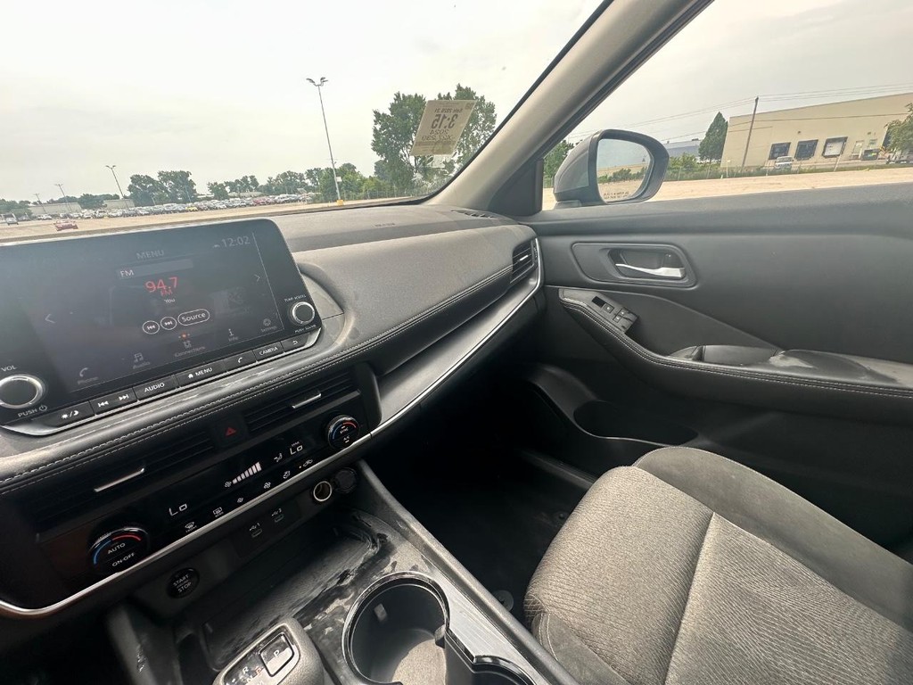 Nissan Rogue Vehicle Full-screen Gallery Image 19