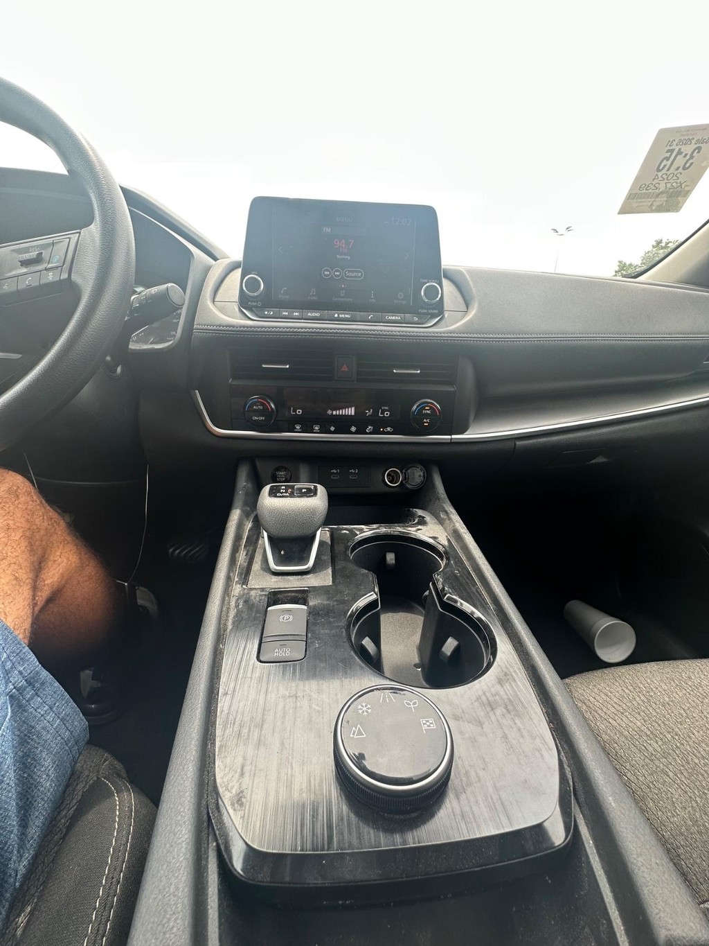 Nissan Rogue Vehicle Full-screen Gallery Image 20