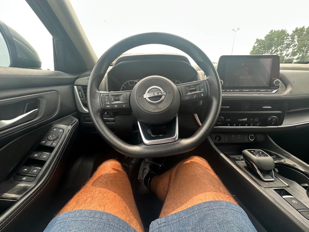 Nissan Rogue Vehicle Full-screen Gallery Image 21