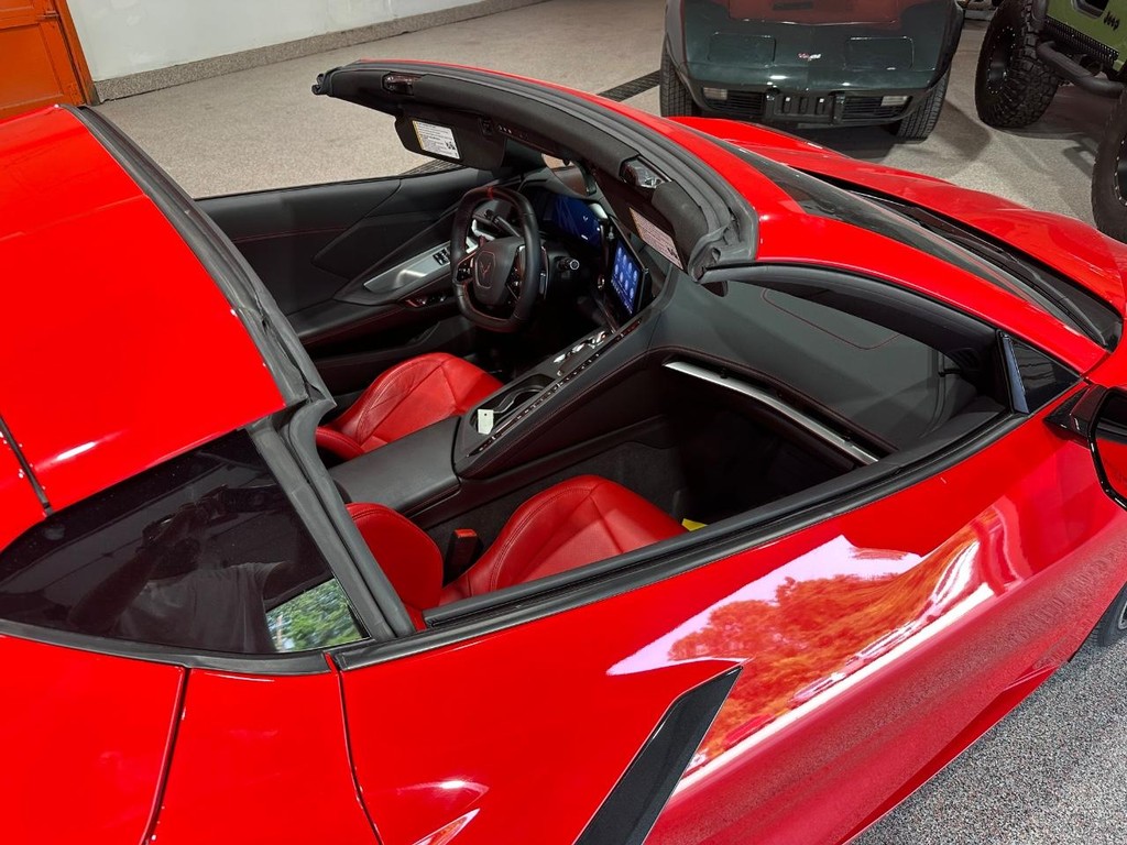 Chevrolet Corvette Vehicle Full-screen Gallery Image 16