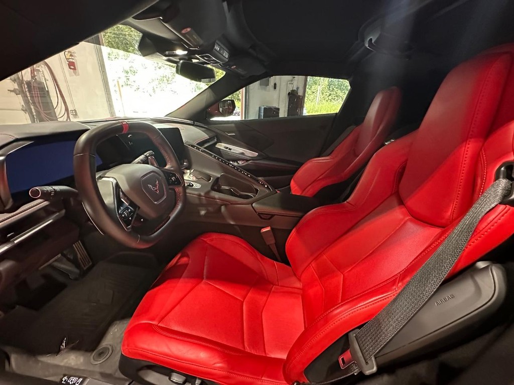 Chevrolet Corvette Vehicle Full-screen Gallery Image 17