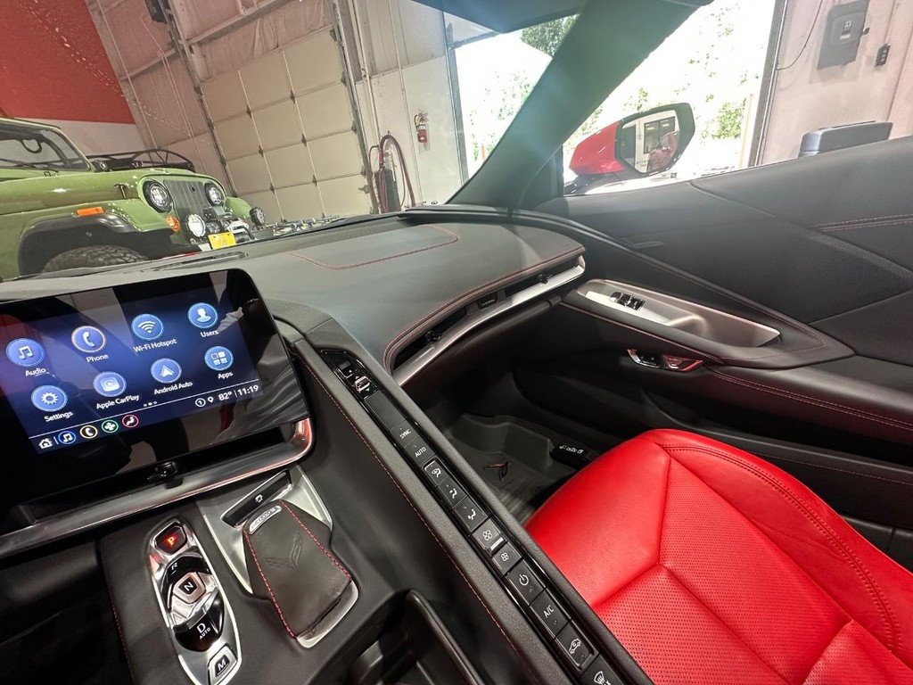 Chevrolet Corvette Vehicle Full-screen Gallery Image 18