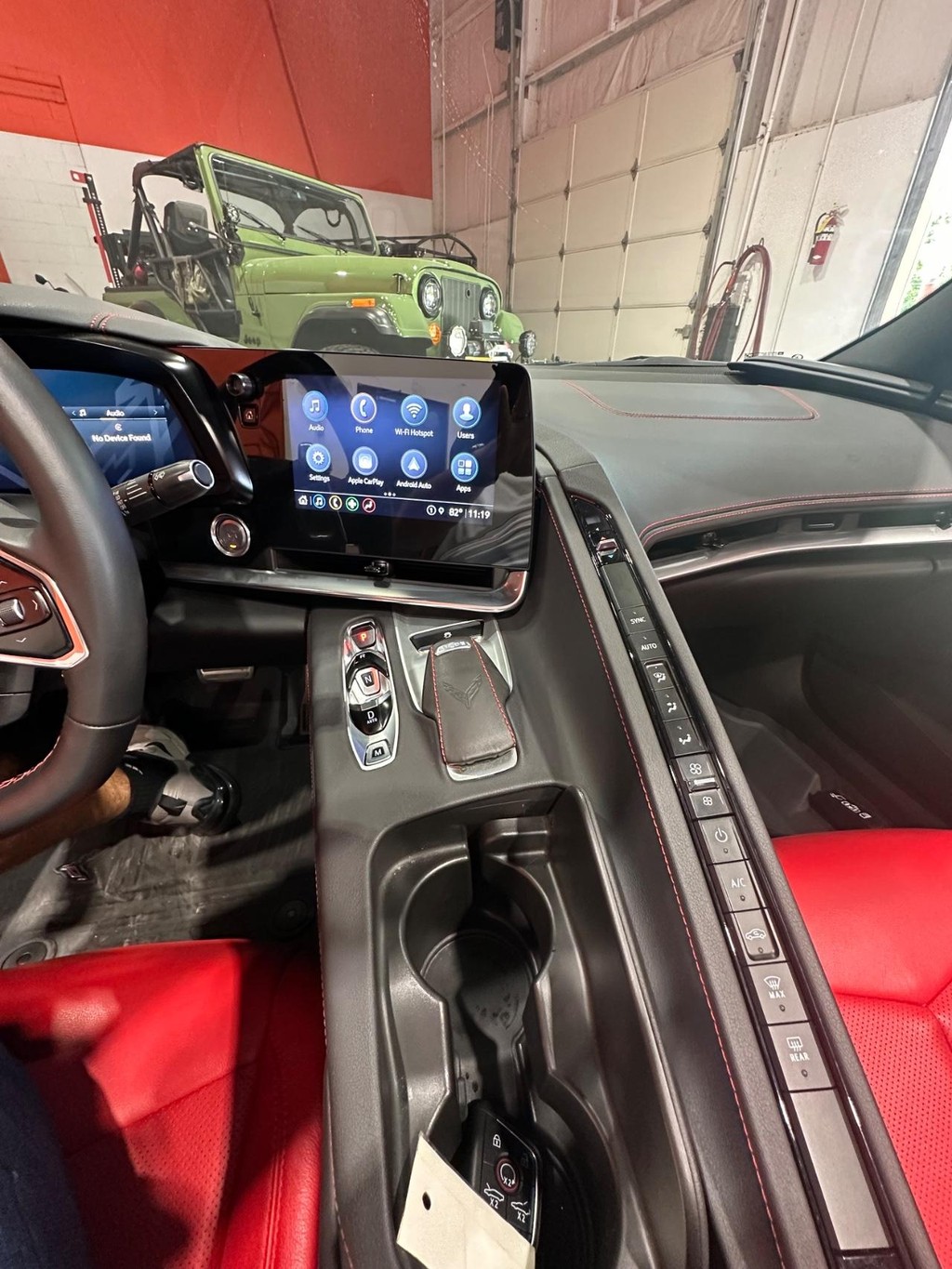 Chevrolet Corvette Vehicle Full-screen Gallery Image 19