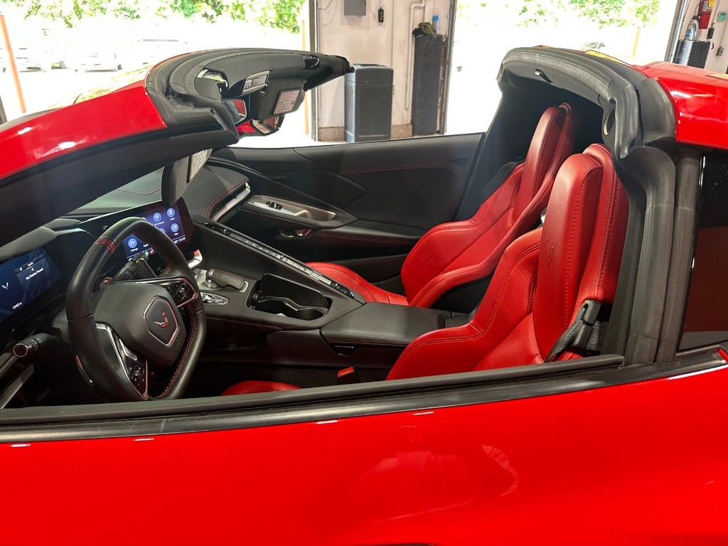 Chevrolet Corvette Vehicle Full-screen Gallery Image 20