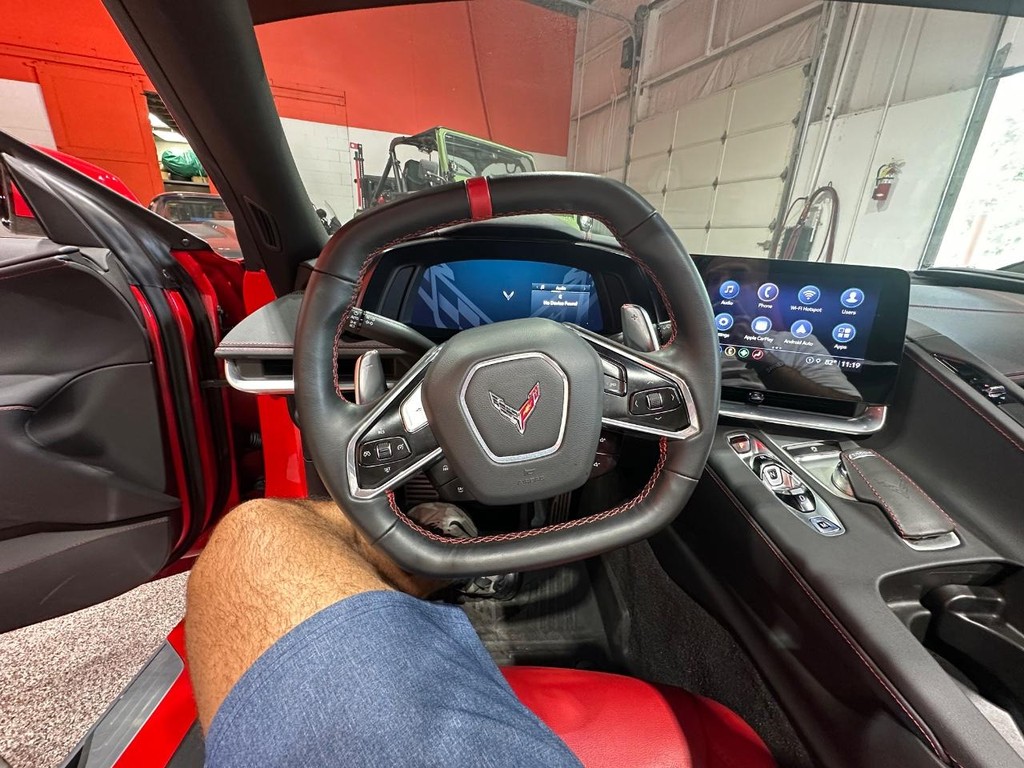 Chevrolet Corvette Vehicle Full-screen Gallery Image 22