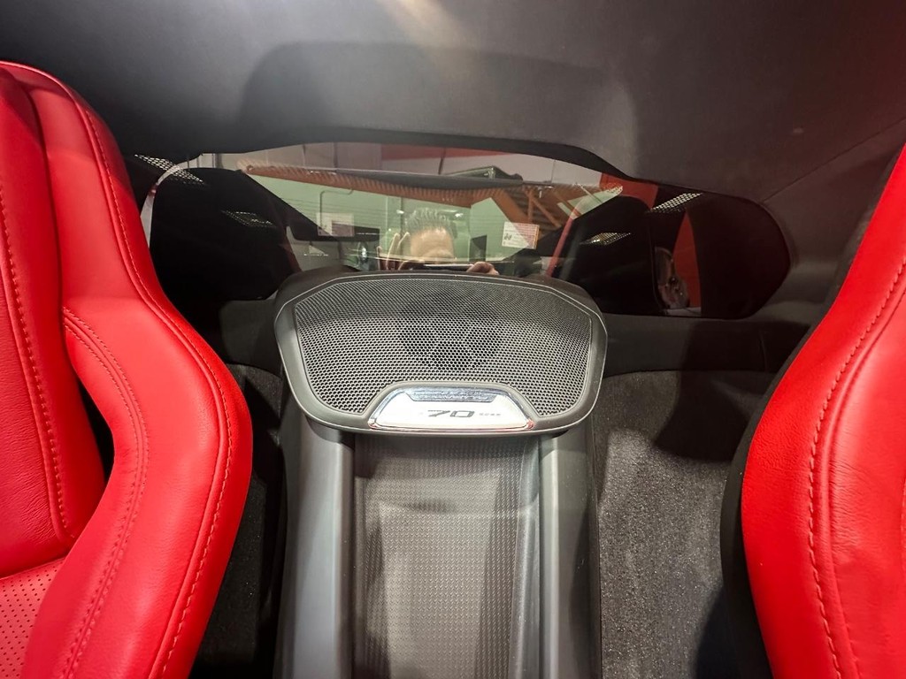 Chevrolet Corvette Vehicle Full-screen Gallery Image 25
