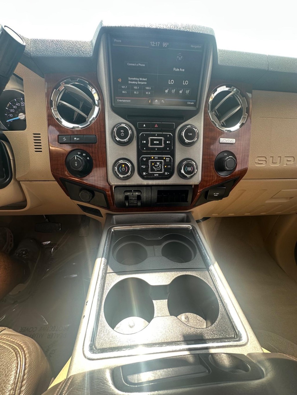 Ford Super Duty F-250 SRW Vehicle Full-screen Gallery Image 21