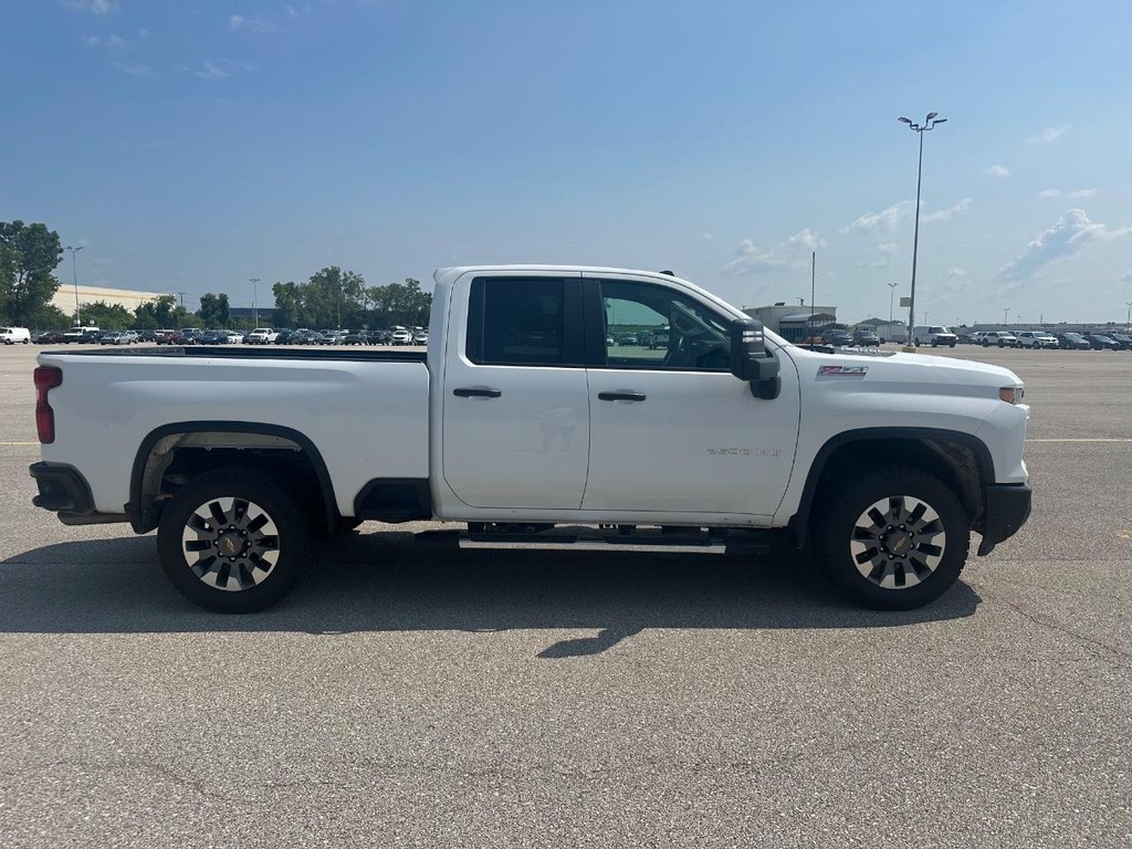 Chevrolet Silverado 2500HD Vehicle Full-screen Gallery Image 2