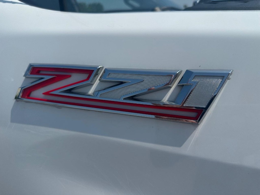 Chevrolet Silverado 2500HD Vehicle Full-screen Gallery Image 17
