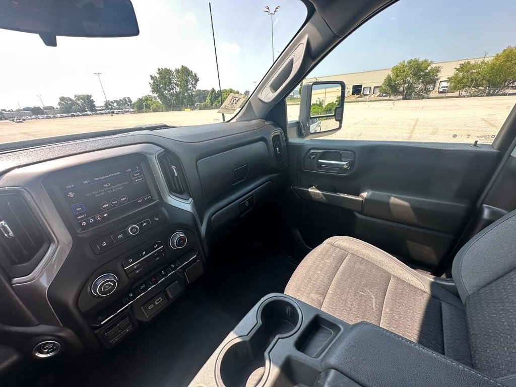 Chevrolet Silverado 2500HD Vehicle Full-screen Gallery Image 23