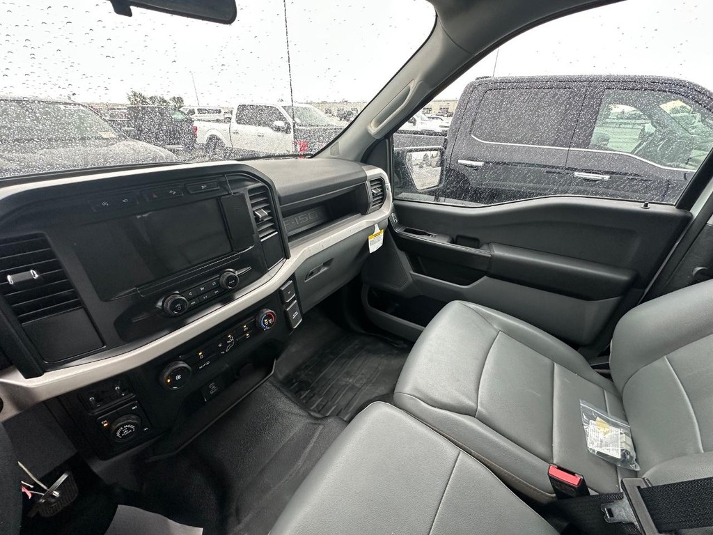 Ford F-150 Vehicle Full-screen Gallery Image 16