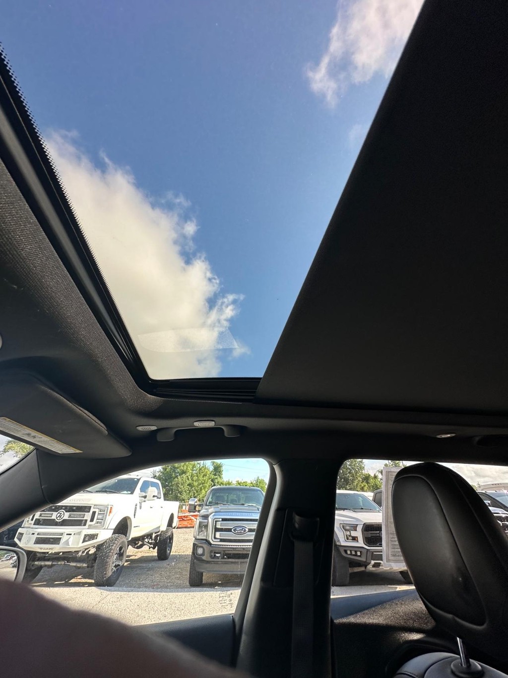 Jeep Cherokee Vehicle Full-screen Gallery Image 15