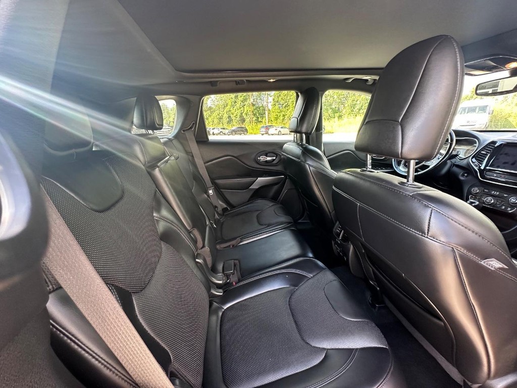 Jeep Cherokee Vehicle Full-screen Gallery Image 16