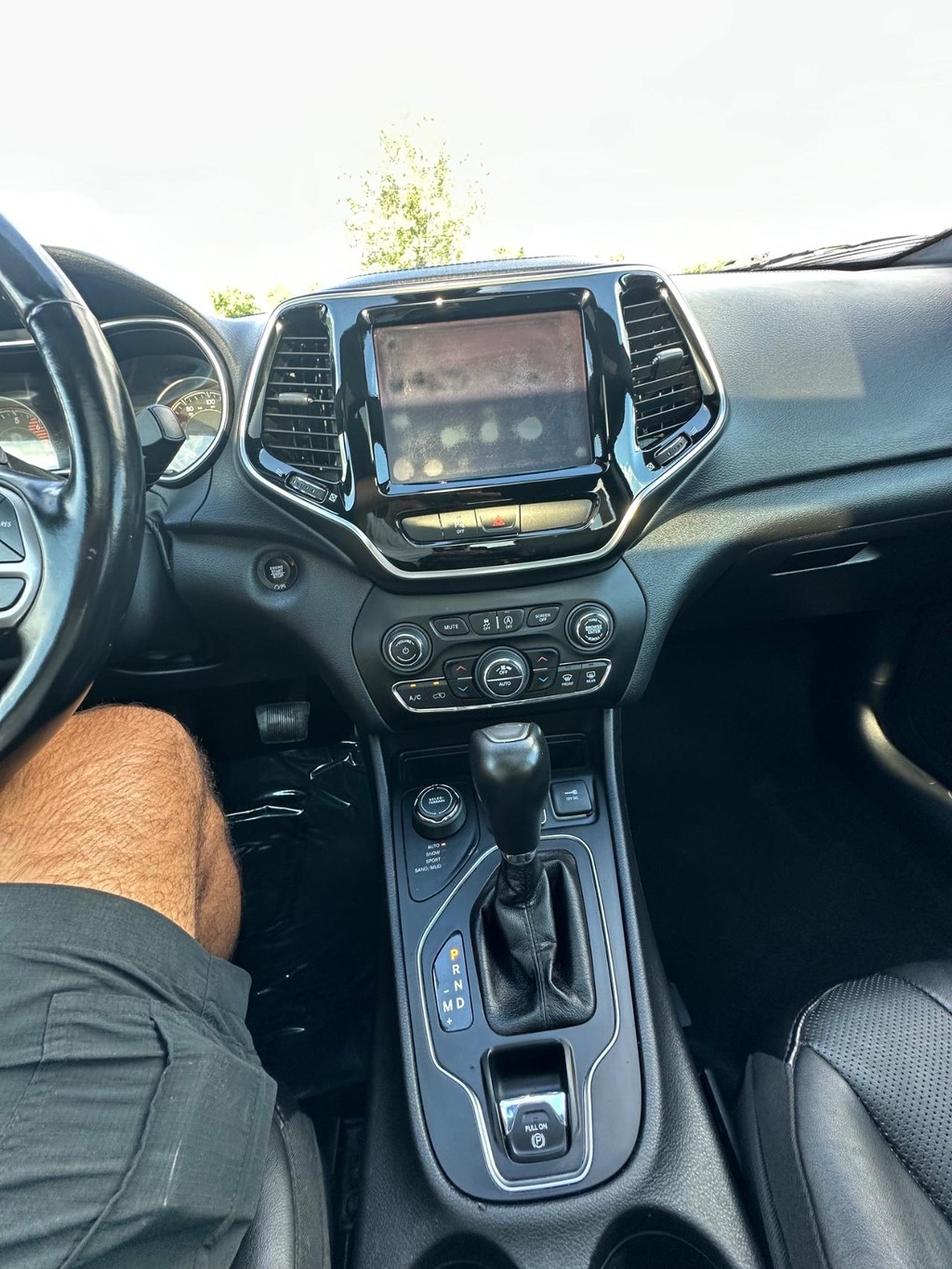 Jeep Cherokee Vehicle Full-screen Gallery Image 19