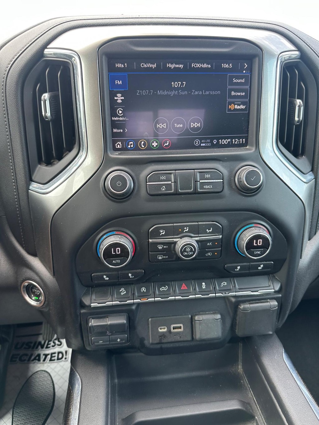 Chevrolet Silverado 1500 Vehicle Full-screen Gallery Image 18