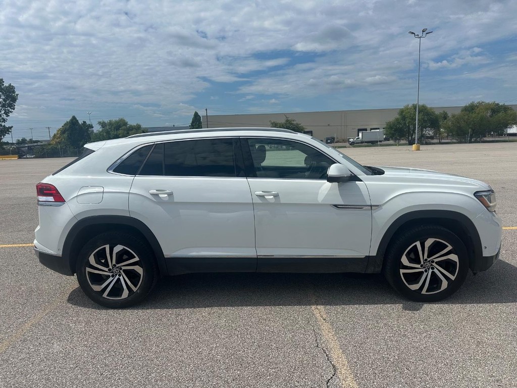 Volkswagen Atlas Cross Sport Vehicle Full-screen Gallery Image 2