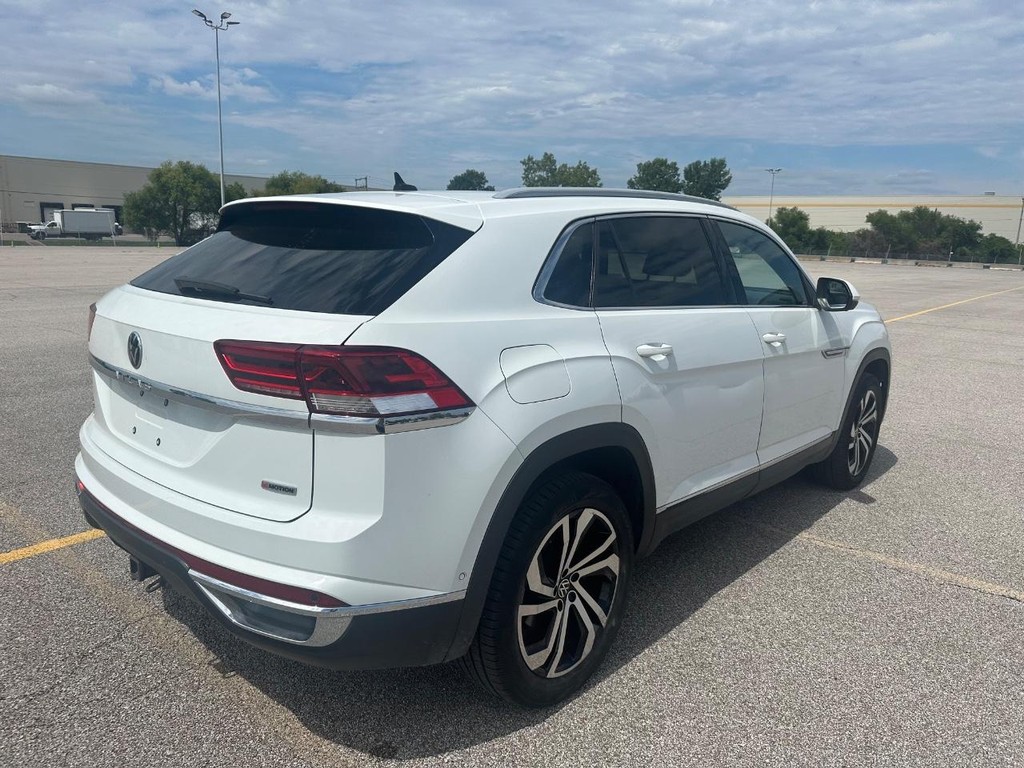 Volkswagen Atlas Cross Sport Vehicle Full-screen Gallery Image 3