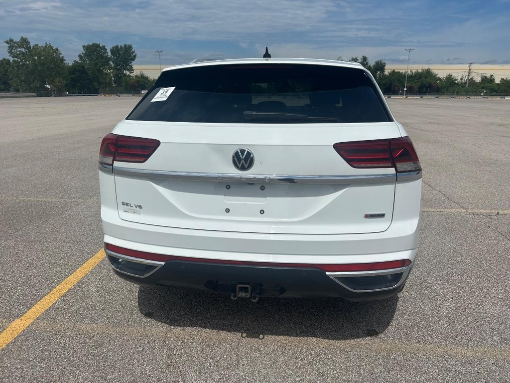 Volkswagen Atlas Cross Sport Vehicle Full-screen Gallery Image 4