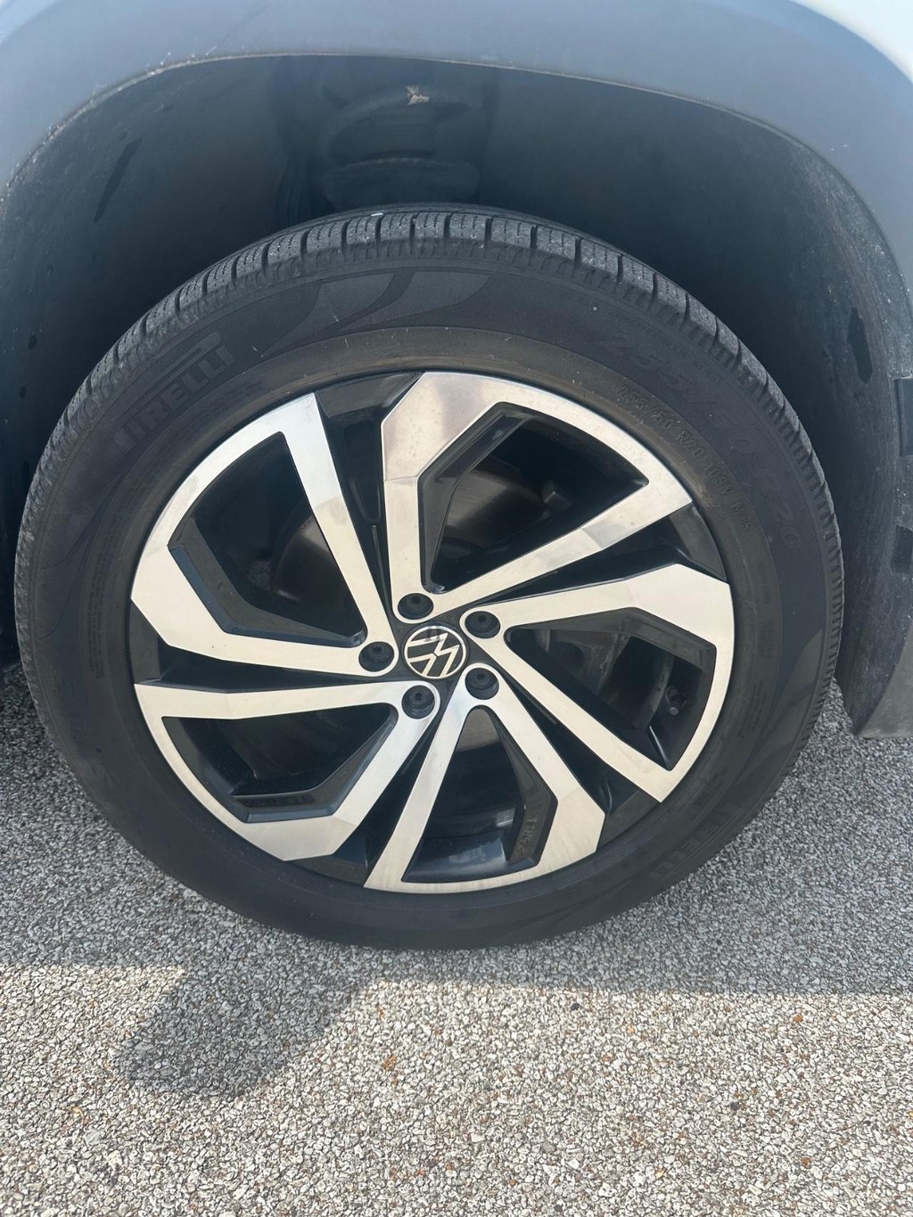 Volkswagen Atlas Cross Sport Vehicle Full-screen Gallery Image 5