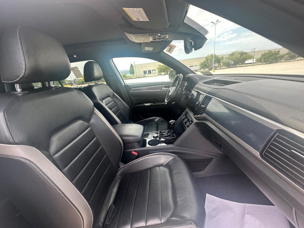 Volkswagen Atlas Cross Sport Vehicle Full-screen Gallery Image 12