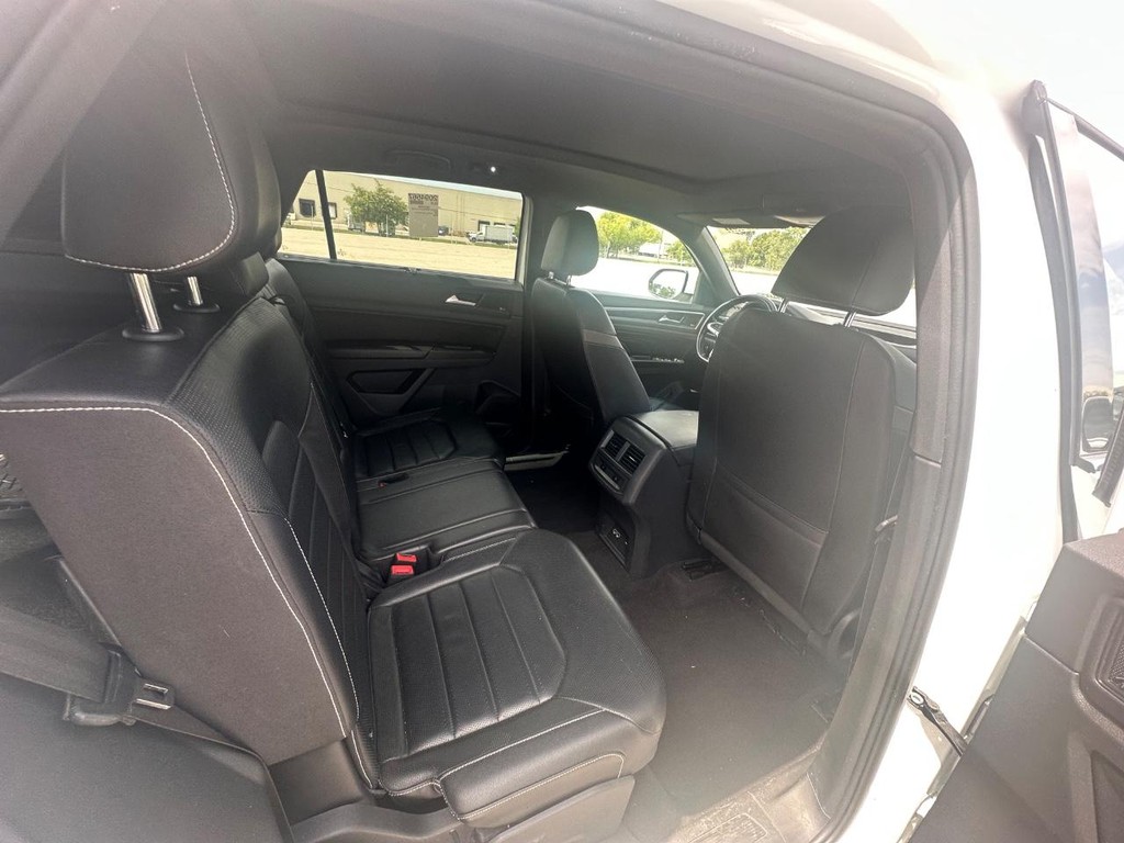 Volkswagen Atlas Cross Sport Vehicle Full-screen Gallery Image 13