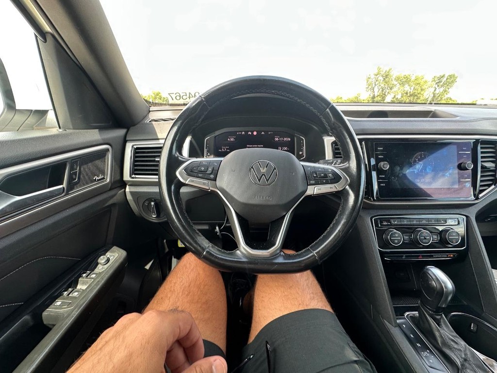 Volkswagen Atlas Cross Sport Vehicle Full-screen Gallery Image 15