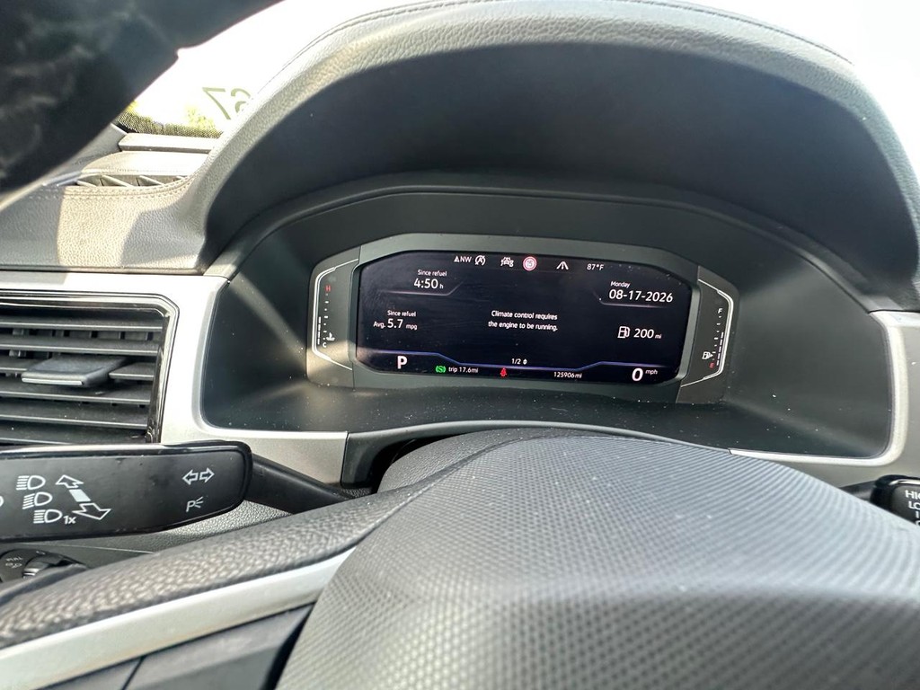 Volkswagen Atlas Cross Sport Vehicle Full-screen Gallery Image 16