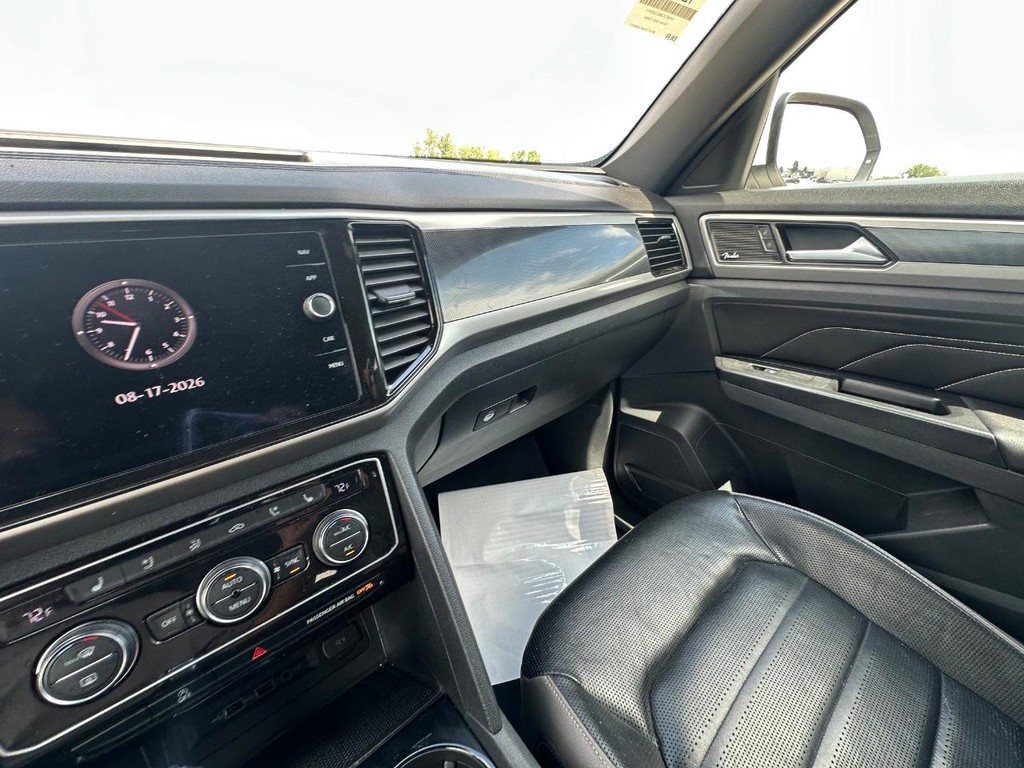 Volkswagen Atlas Cross Sport Vehicle Full-screen Gallery Image 17